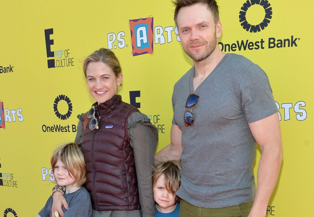 is-sarah-williams-an-actress-what-s-her-net-worth-joel-mchale-net-worth