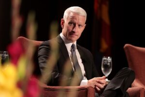 Anderson Cooper speaking with attendees at the 35th Annual Cronkite Award Luncheon at the Sheraton Grand Phoenix in Phoenix, Arizona. Please attribute to Gage Skidmore if used elsewhere.