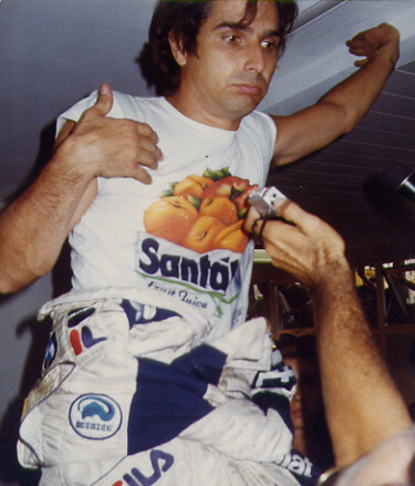 Nelson Piquet risponde ai giornalisti dopo le prove del Gran Premio d'Italia 1983 a Monza