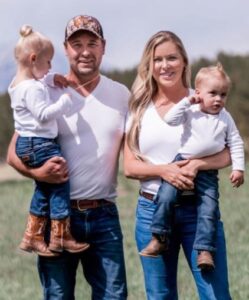 Photo of Linsey, her husband Freddy and their kids