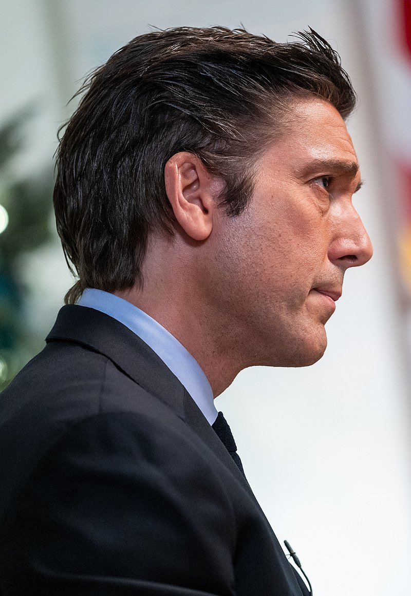 David Muir Salary, Net Worth 2023, Wife Age, Sister Age, Parents